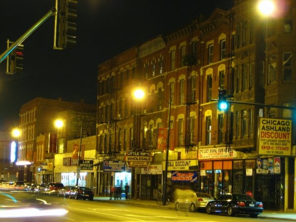 Chicago's signature 19th-century mixed-use storefront apartments. Photo: Dallas Hansen 2007